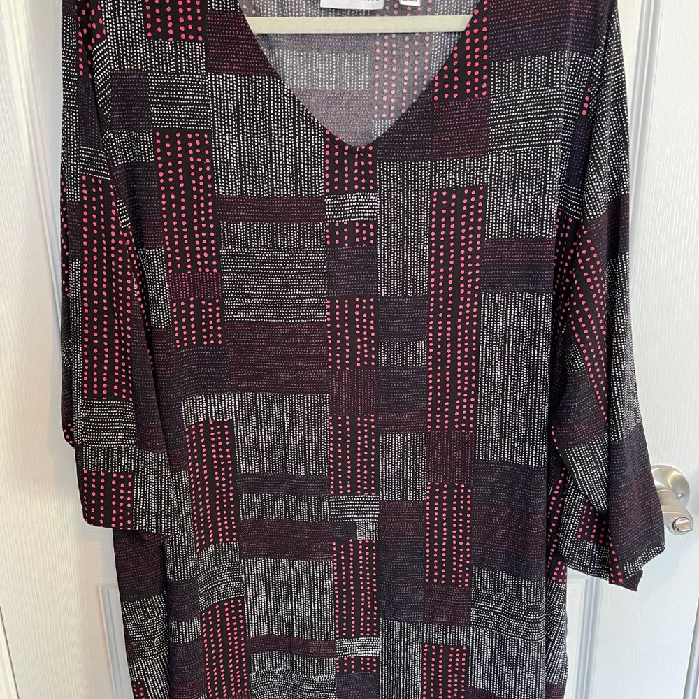 Susan Graver Printed Liquid Knit V-Neck Top_Plum/Raspberry